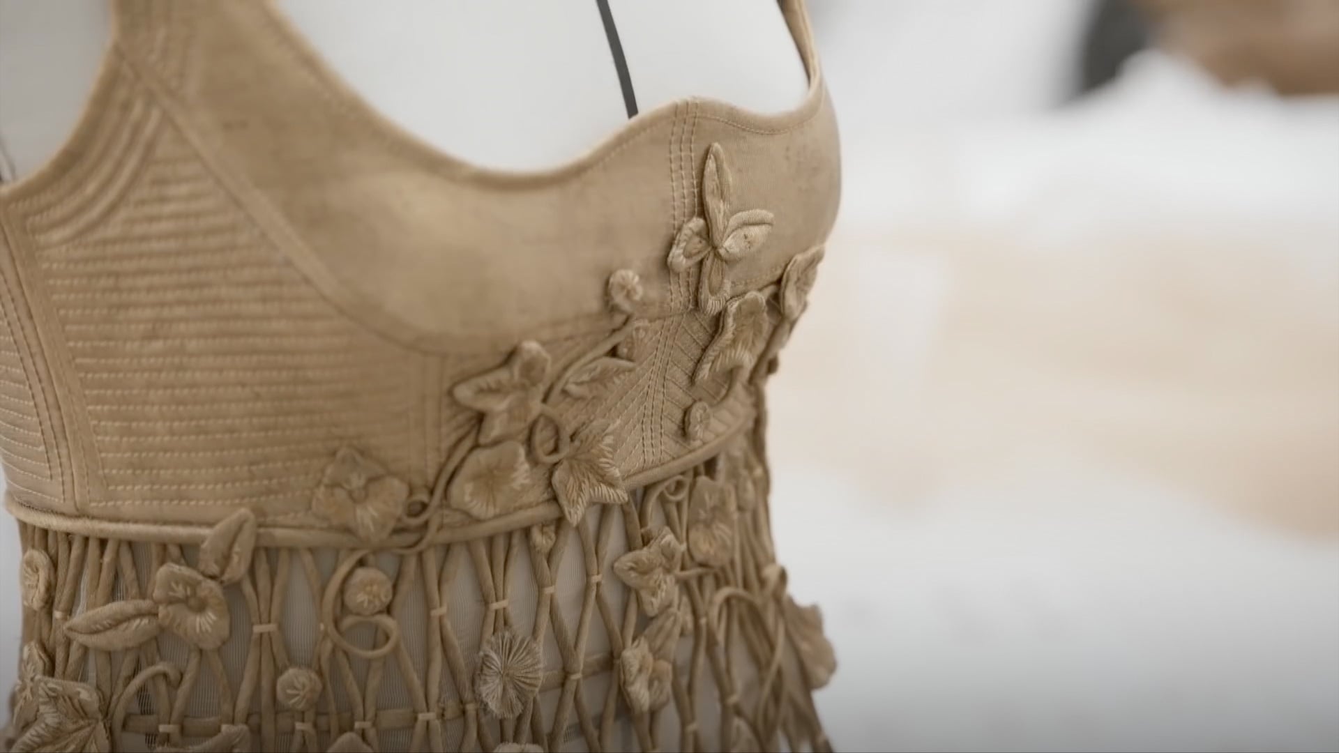 Le savoir-faire derrière la robe « Miss Dior » - Vimeo thumbnail